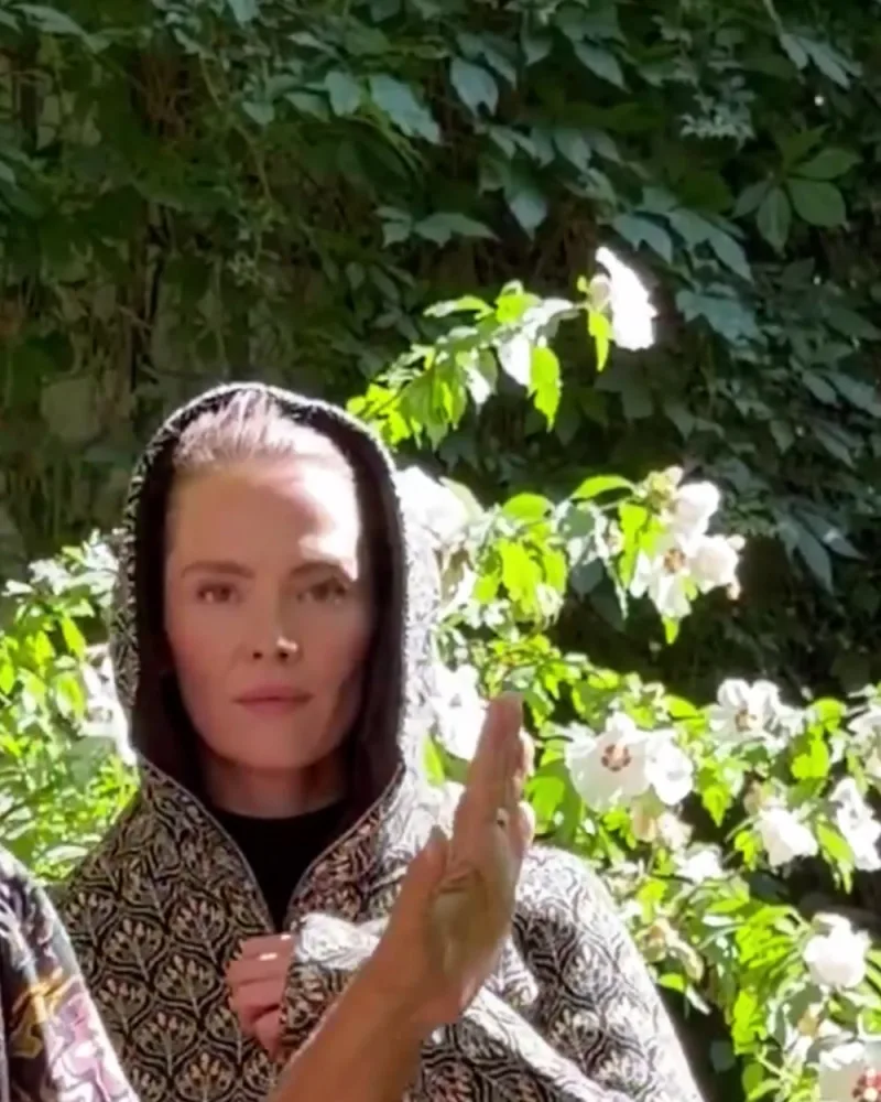 Elisabeth in der Jacke Nayana in Yellow Tile mit aufgesetzter Kapuze, innen dunkel abgesetzt