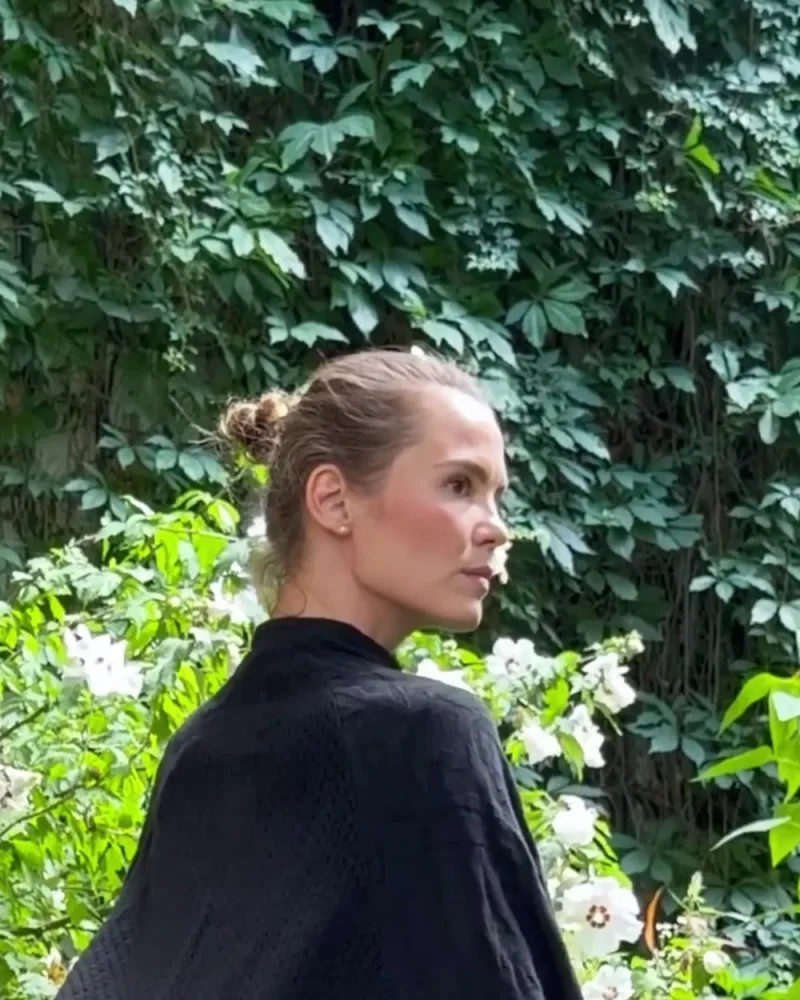 Elisabeth von hinten im Poncho Jacqueline, der Stoff fällt weit über den Rücken