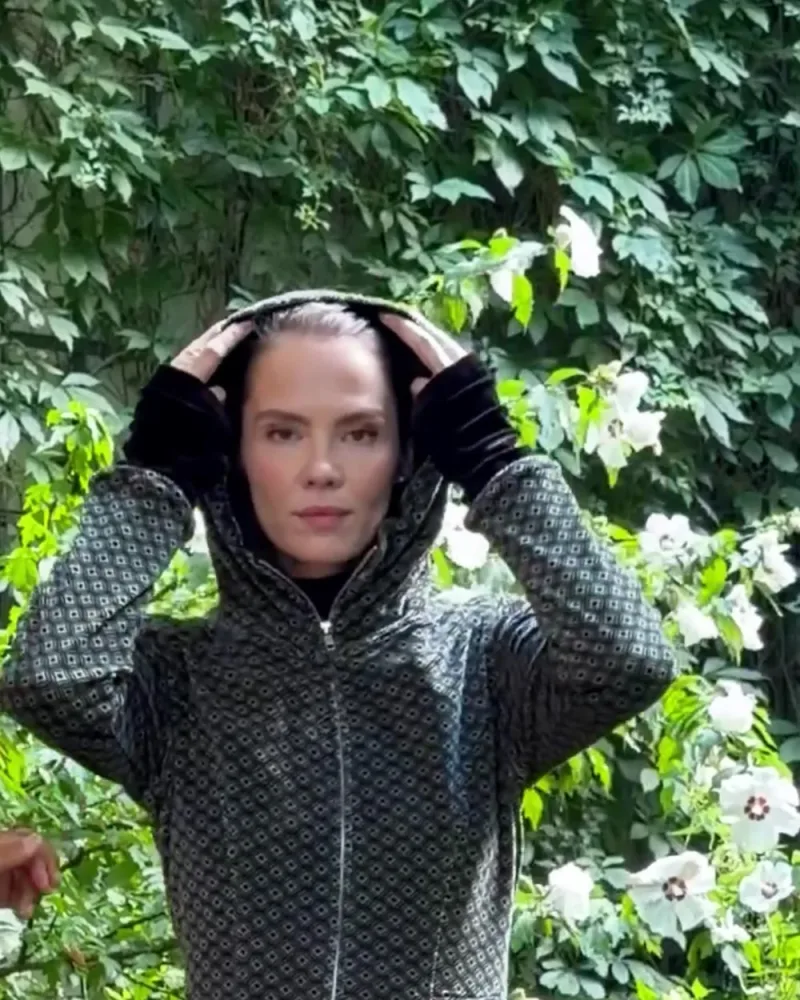 Elisabeth zieht die Kapuze der Jacke Jessy über den Kopf