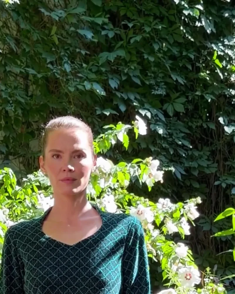 Elisabeth im Kleid Kahina mit langen engen Ärmeln, darunter eine weite schwarze Hose