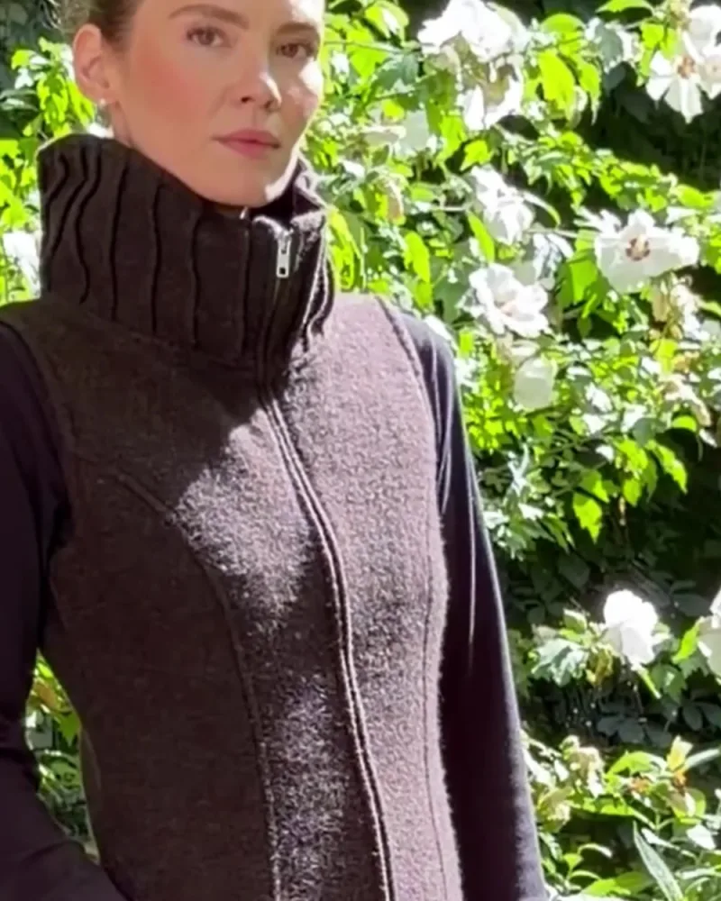 Elisabeth in der braunen Weste Nicla mit hohem Kragen über einem schwarzen Langarmshirt