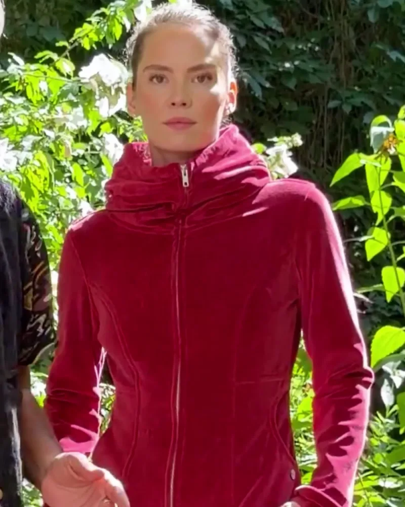 Elisabeth in der weinroten Samtjacke Jessy mit hohem Schalkragen