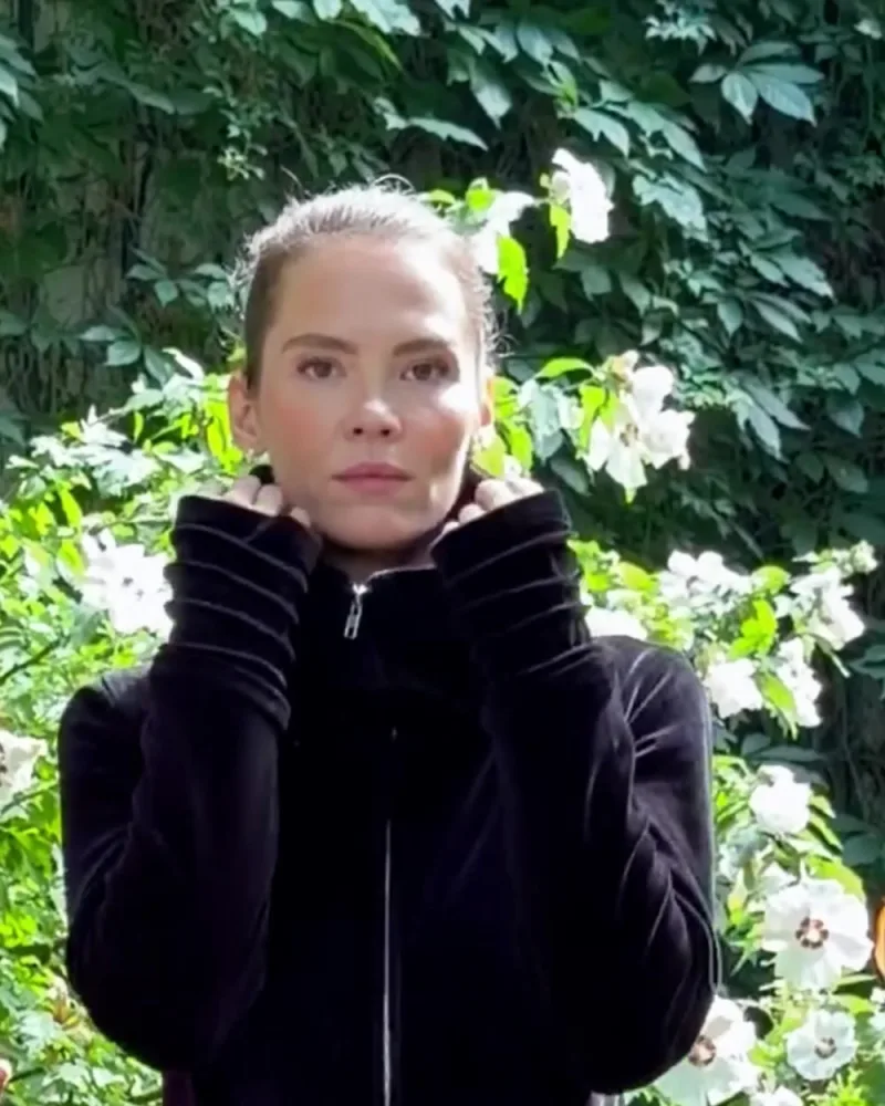 Elisabeth hält die Hände mit den Stulpen des Mantels Jamira vor den Kragen