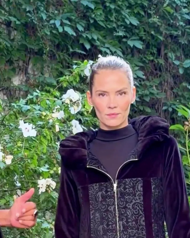 Hamid zeigt auf den Saum des Mantels Melissa