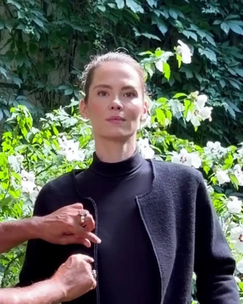 Elisabeth in der schwarzen Jacke Nora über einem schwarzen Rollkragen