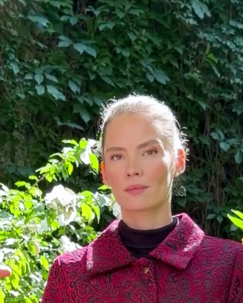 Elisabeth im kurzen weinroten Brokatblazer Jacky mit Kragen