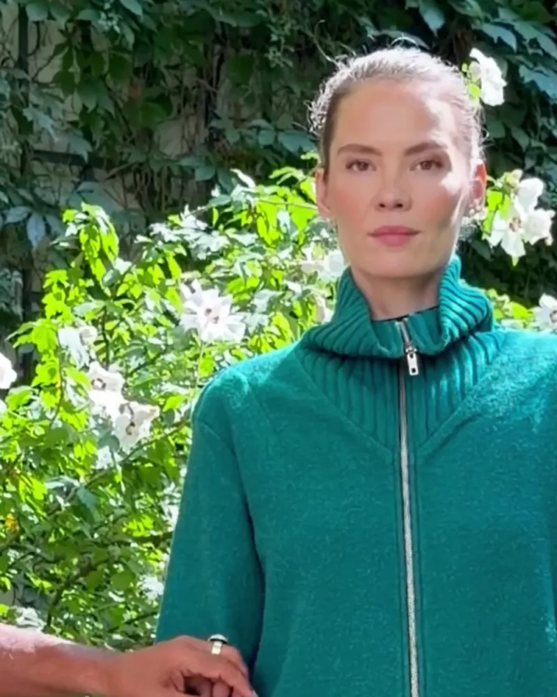 Elisabeth in der petrolfarbenen Jacke Beatrice mit hohem Kragen
