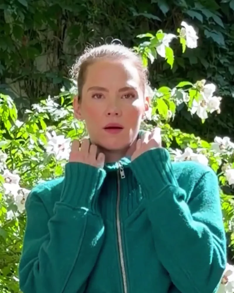 Elisabeth fasst an den Kragen der Jacke Beatrice