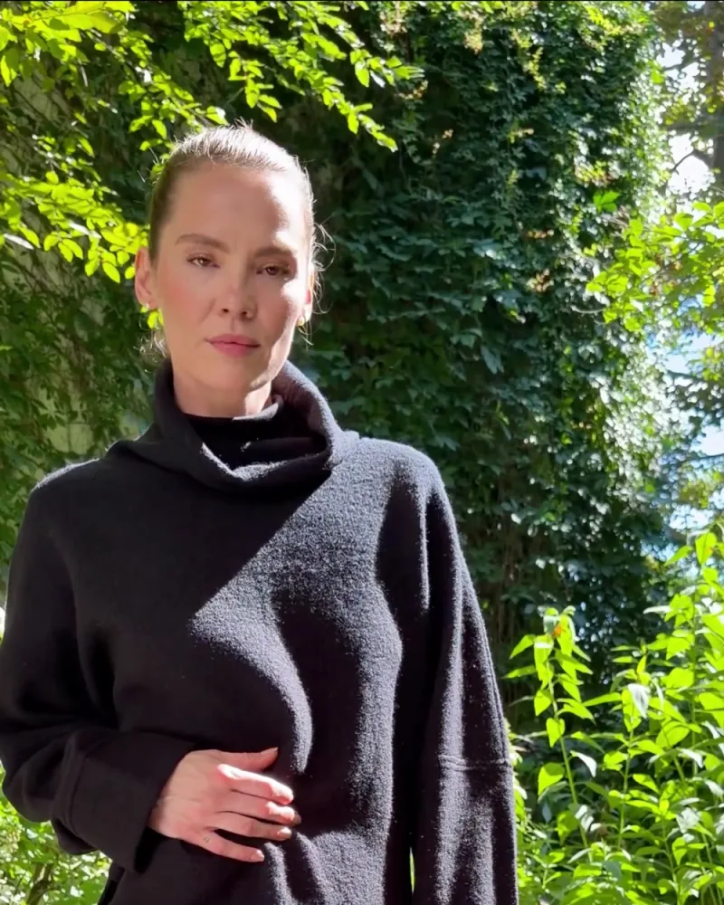 Elisabeth im schwarzen Pullover Mahsa mit Rollkragen zu einer petrolfarbenen Hose